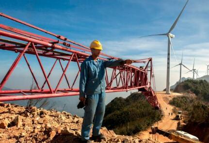 價(jià)值百萬(wàn)風(fēng)力發(fā)電葉片，被河南村民當(dāng)蹺蹺板：一片上站20多人