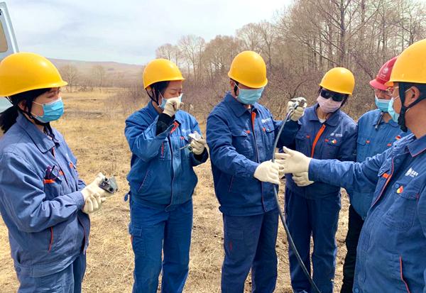 國網(wǎng)黃化供電公司首次成功采用“絕緣桿操作法”開展帶電作業(yè)