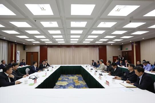 錢智民與保定市委書記黨曉龍、市長郭建英進(jìn)行座談交流