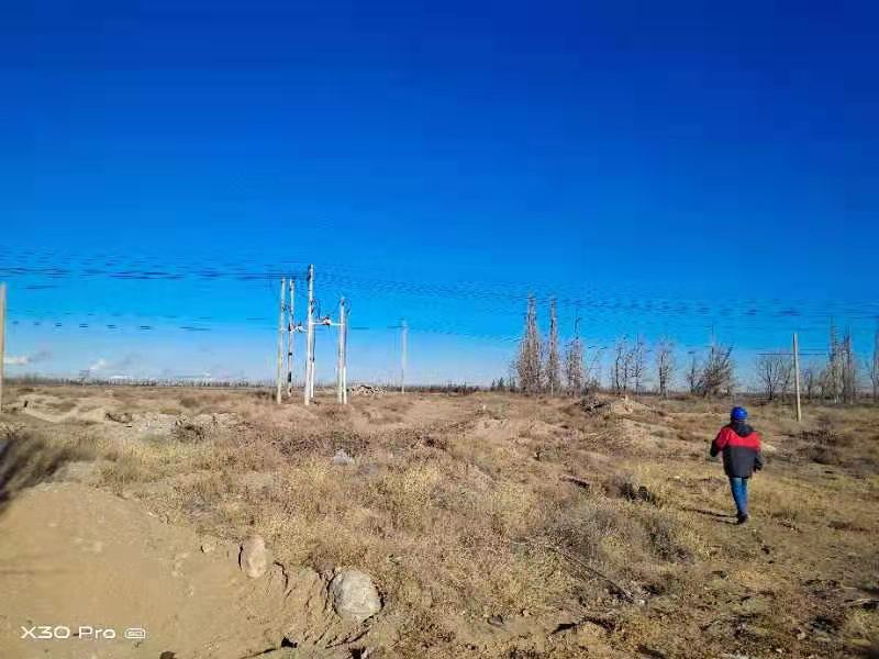 烏海電業(yè)局農(nóng)電處千里山農(nóng)電所:加強巡線,確保冬季電網(wǎng)安全