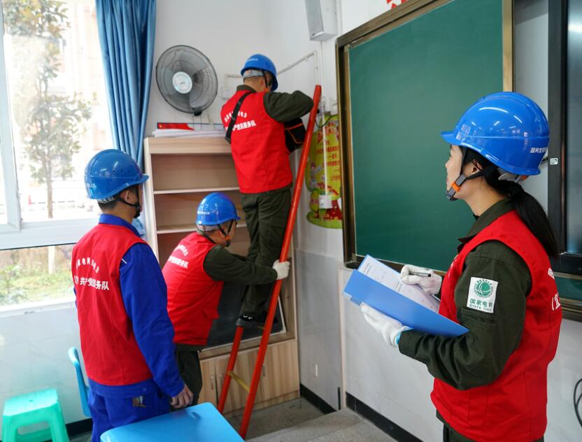 國(guó)網(wǎng)宜賓連心橋共產(chǎn)黨員服務(wù)隊(duì):查隱患 保校園用電安全