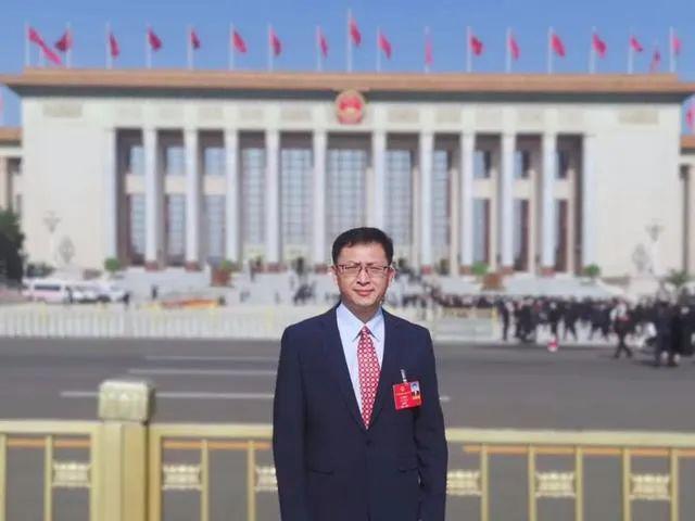 加快推動(dòng)新能源行業(yè) 與人工智能融合創(chuàng)新——訪全國人大代表、樂山太陽能研究院院長姜希猛