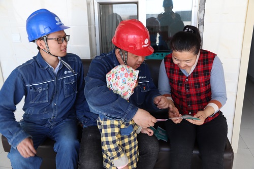 阿拉善電業(yè)局電力宣傳進(jìn)家門，客戶服務(wù)零距離