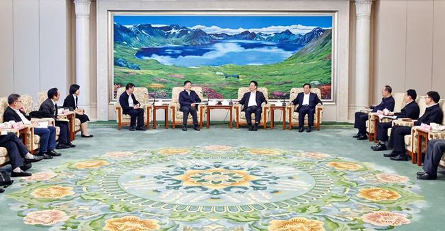 景俊海韓俊一起會(huì)見(jiàn)中國(guó)東方電氣集團(tuán)董事長(zhǎng)俞培根