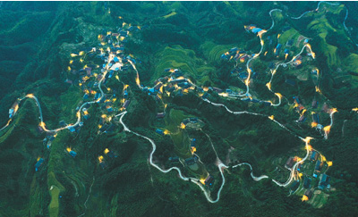 脫貧攻堅(jiān)戰(zhàn):太陽能路燈照亮小山村