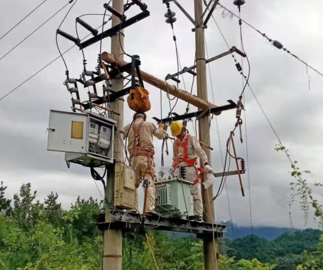 國(guó)網(wǎng)重慶彭水供電公司風(fēng)災(zāi)損壞變壓器快速搶修保秋收供電獲好評(píng)