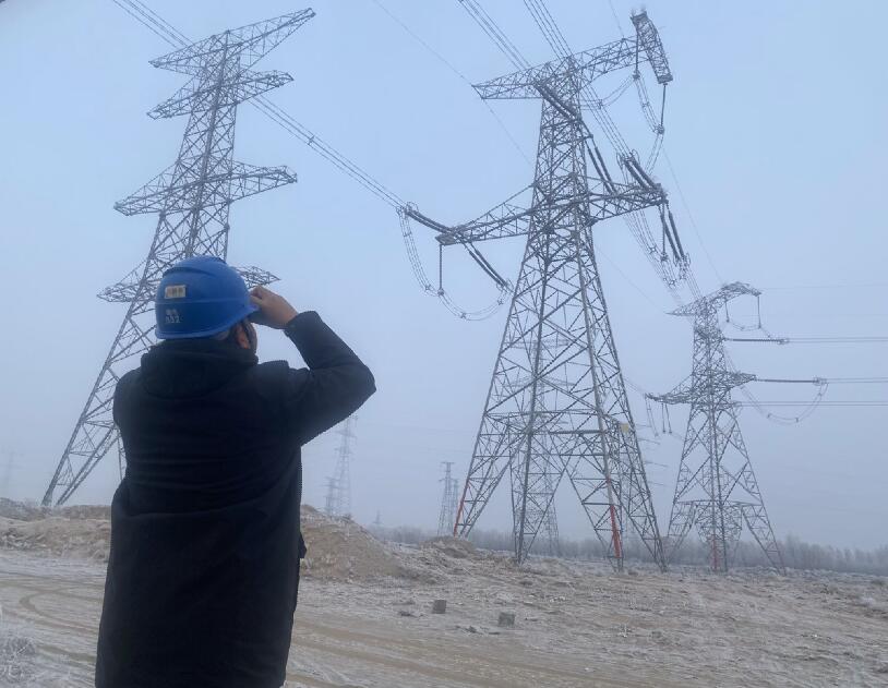 內(nèi)蒙古烏海超高壓供電公司防污除閃，寒冬堅守一線