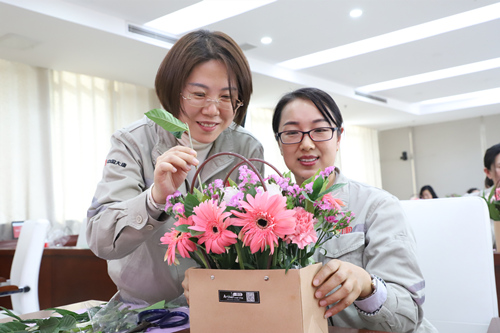 大唐濱州發(fā)電公司公司舉辦“妙手生花 璽印芳華”慶“三八”創(chuàng)意插花活動