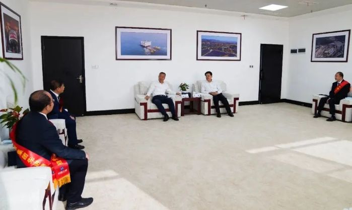 雷鳴山、韓君勉勵(lì)三峽集團(tuán)先進(jìn)典型代表再立新功