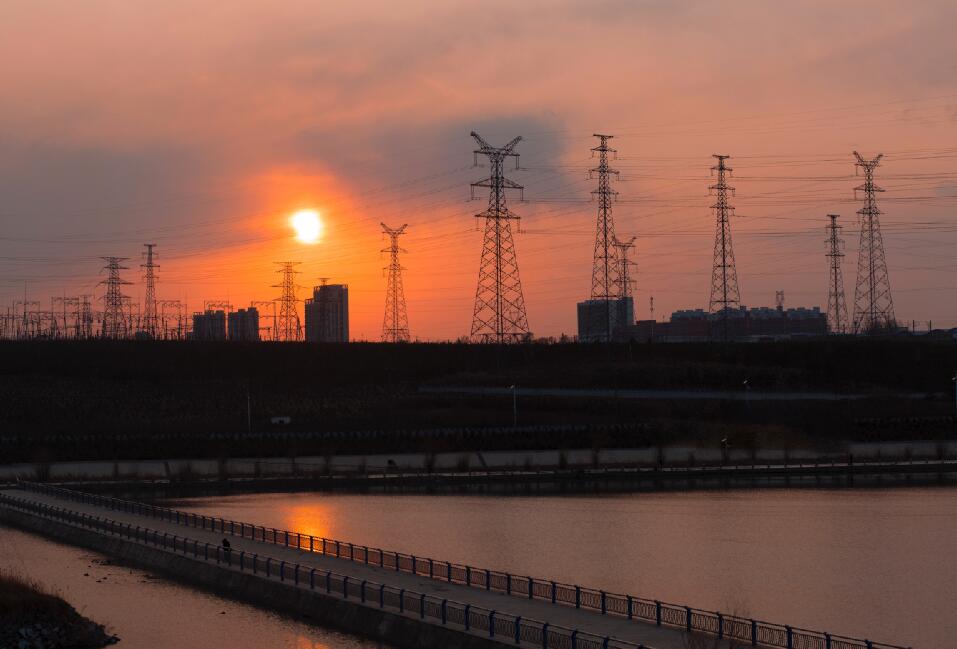 服務(wù)高鐵“大動脈”，書寫電力新答卷