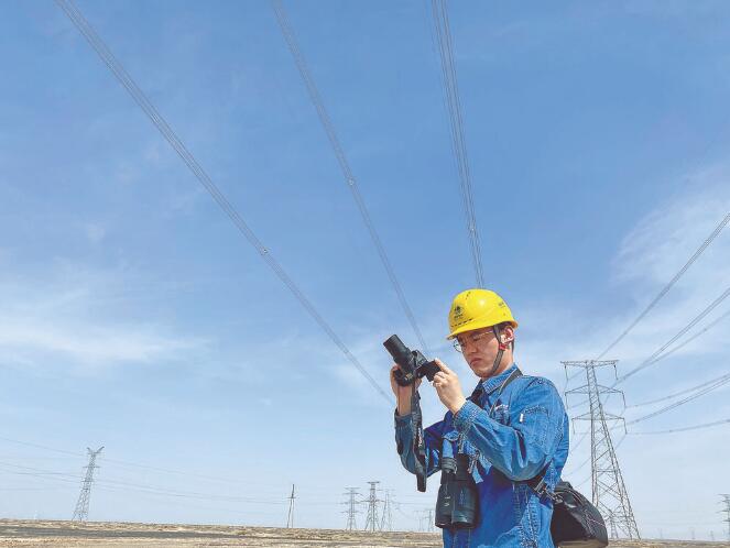 “全國(guó)優(yōu)秀共青團(tuán)員”王磊:汗水灑在戈壁灘線(xiàn)路運(yùn)維現(xiàn)場(chǎng)