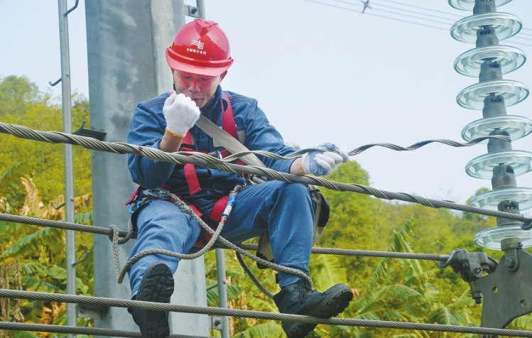扎根一線(xiàn)、千錘百煉的技能大師——記南網(wǎng)超高壓輸電公司百色局線(xiàn)路運(yùn)檢(帶電)班班長(zhǎng)唐勇