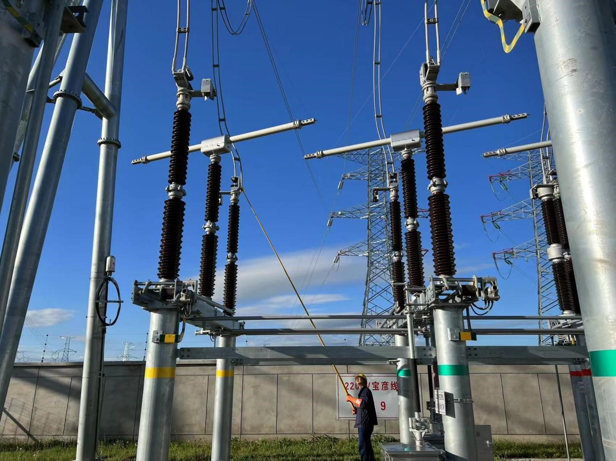 錫林郭勒超高壓供電公司圓滿完成塔寶I、II線間隔啟動(dòng)工作