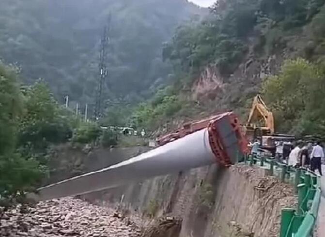 陜西寶雞隴縣：80米風(fēng)電扇葉運(yùn)輸車歪倒，正救援