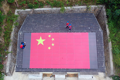 寧波這個(gè)“光伏村”出現(xiàn)巨幅五星紅旗，祝福祖國(guó)