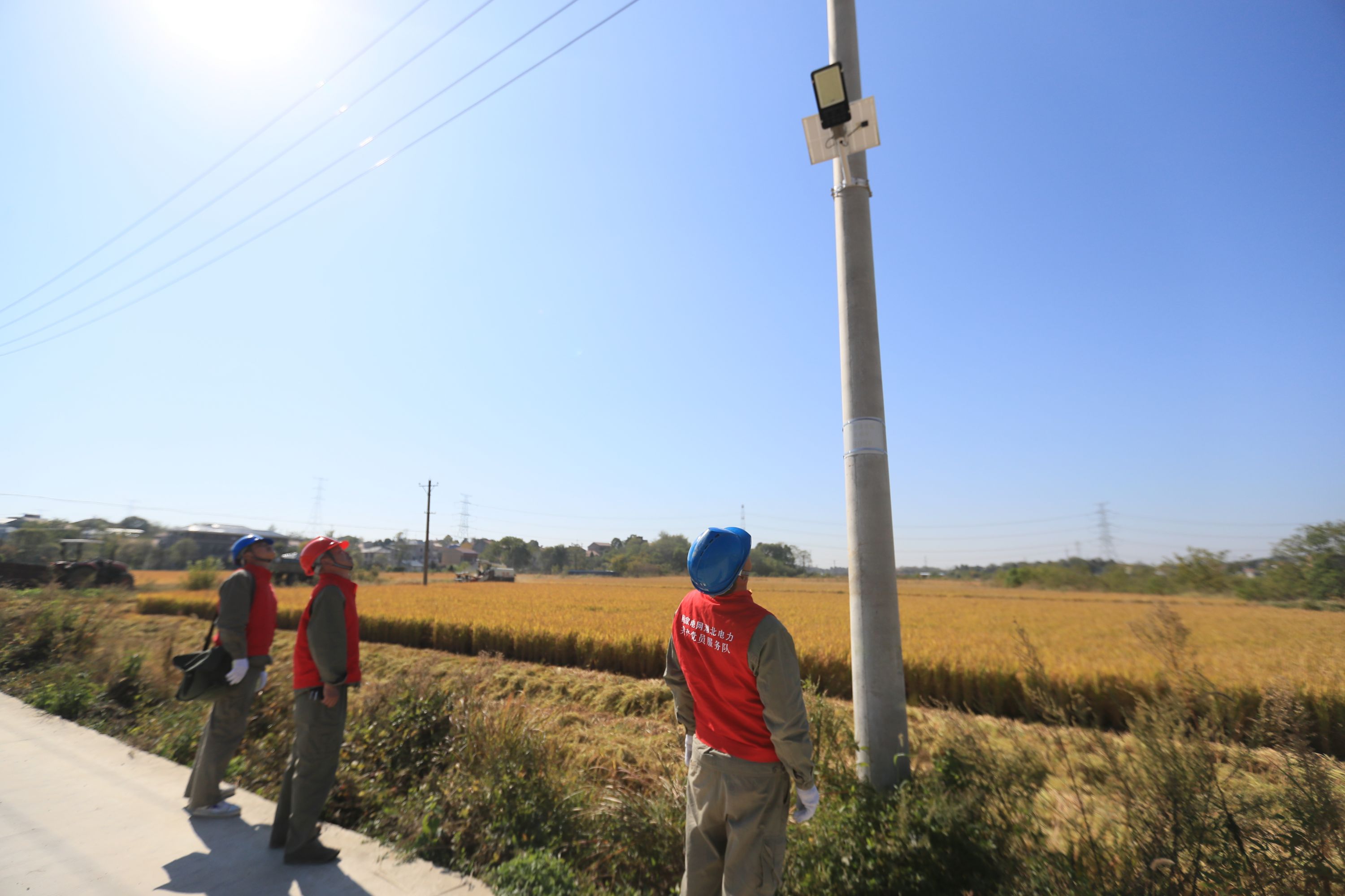 金秋豐收正當(dāng)時(shí)，供電部門(mén)全力保障農(nóng)戶(hù)秋收用電