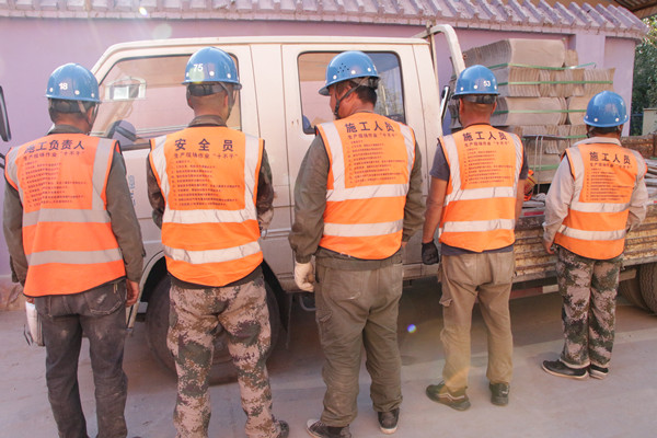 烏海市千里山供電公司：施工現(xiàn)場(chǎng)督查“十不干”，電力安全加把“安全鎖”