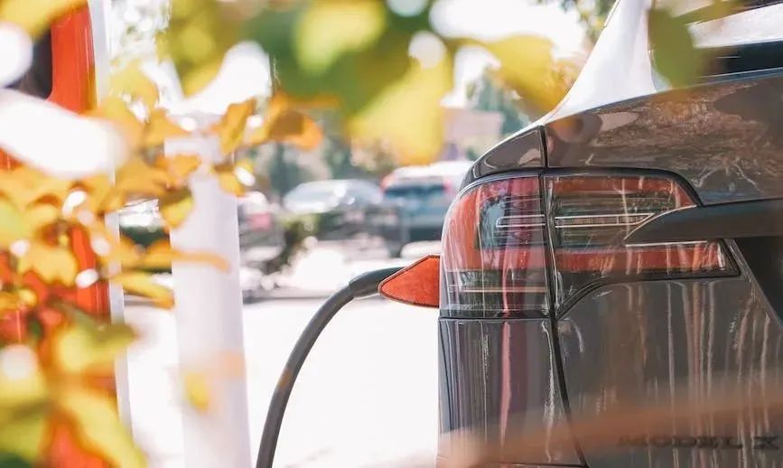 國補(bǔ)退出，新能源汽車掀起價格戰(zhàn)