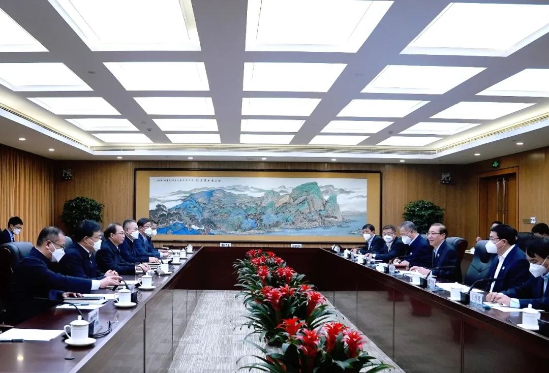 華電集團(tuán)董事長(zhǎng)江毅、總經(jīng)理葉向東與國(guó)家電網(wǎng)董事長(zhǎng)辛保安、總經(jīng)理張智剛舉行會(huì)談