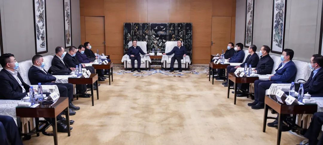 大唐集團(tuán)黨組書(shū)記、董事長(zhǎng)鄒磊與陜投集團(tuán)董事長(zhǎng)袁小寧、總經(jīng)理趙軍會(huì)談