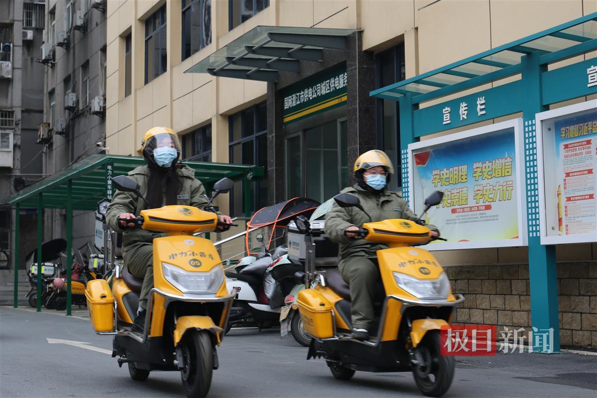 湖北潛江:“一次都不跑” 電力小黃車上門“刷臉辦電”