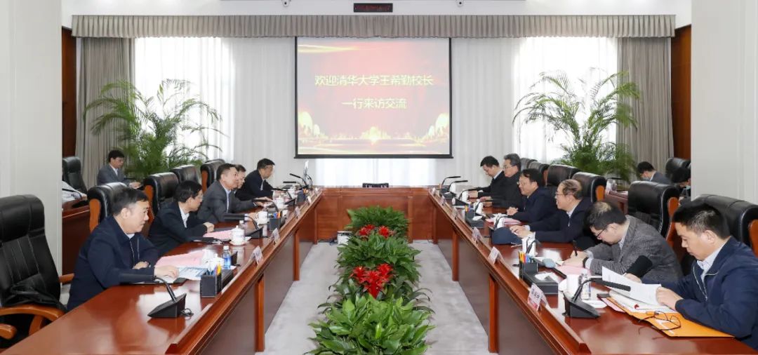 顧軍與清華大學(xué)黨委副書記、校長王希勤會談