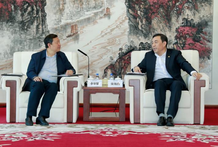 中國(guó)能建黨委書(shū)記、董事長(zhǎng)宋海良與中國(guó)工程院院士李華軍座談