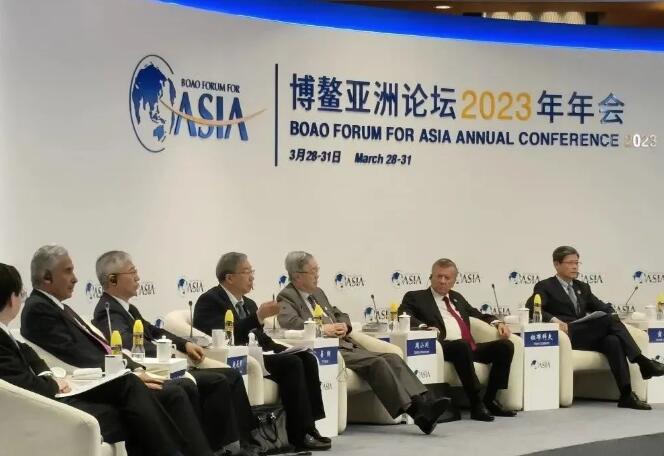 央行行長(zhǎng)易綱:實(shí)現(xiàn)碳達(dá)峰碳中和需要“胡蘿卜+大棒”