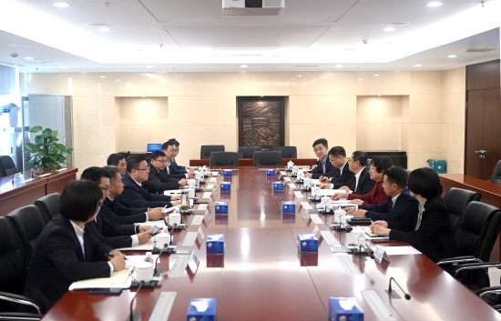 中國電建黨委常委、副總經(jīng)理王小軍與中國華電集團(tuán)黨組成員、副總經(jīng)理李旭紅會談