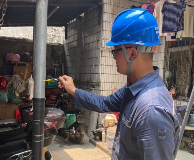 鐵皮屋“全身”帶有220伏電壓??？诠╇娋稚祥T排險