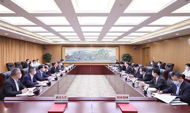 國(guó)家電網(wǎng)董事長(zhǎng)辛保安、總經(jīng)理張智剛與武漢大學(xué)黨委書記黃泰巖、校長(zhǎng)張平文會(huì)談