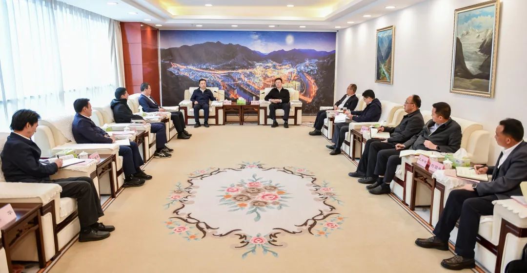 鄒磊與西藏自治區(qū)政府副主席、昌都市委書記龔會(huì)才，昌都市委副書記、市長羅慶伍會(huì)談