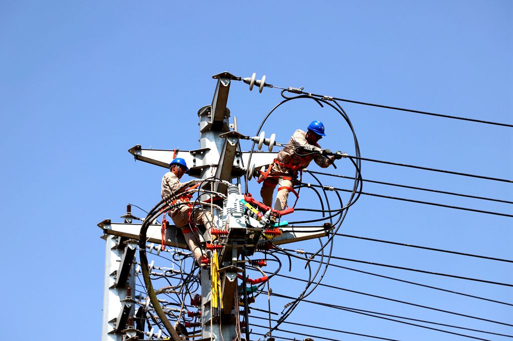 國(guó)網(wǎng)江蘇電力睢寧供電公司:冒高溫更換智能開(kāi)關(guān)