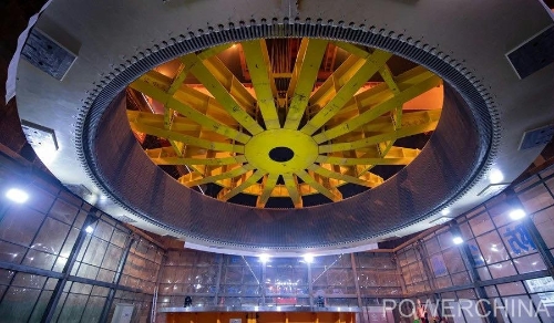 黃河上游在建海拔最高、裝機(jī)容量最大的水電站首臺(tái)機(jī)組定子順利吊裝