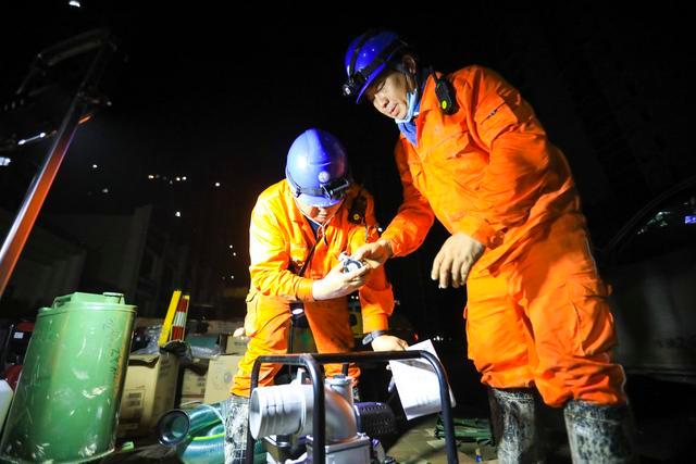 連續(xù)50小時(shí)攻堅(jiān)，鄭州電力點(diǎn)亮涿州最大住宅小區(qū)