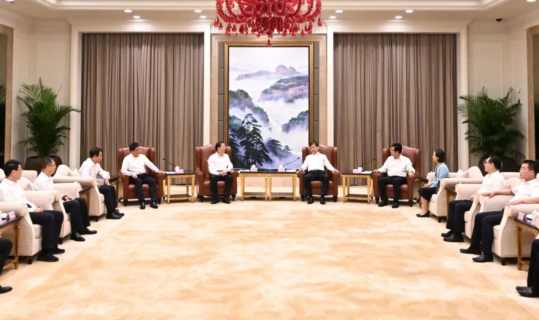 國家電網(wǎng)公司董事長、黨組書辛保安與福建省委書記周祖翼、省長趙龍會談