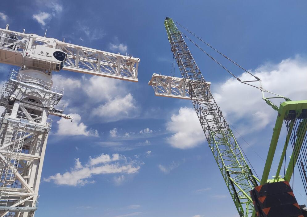 甘肅電投張掖百萬(wàn)項(xiàng)目160噸塔吊順利安裝、試吊完成