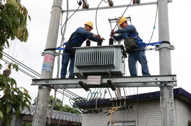 茂名供電局：強(qiáng)降雨過后，全力搶修復(fù)電不停歇