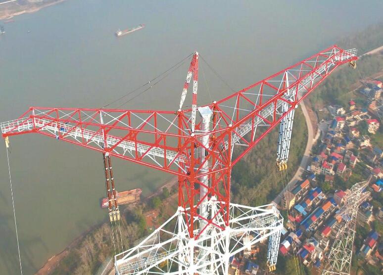 1000千伏武漢—南昌特高壓工程長江大跨越放線現(xiàn)場(chǎng)