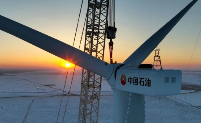中國石油在建單體規(guī)模最大集中風(fēng)電項目——昂格55萬千瓦風(fēng)電項目首臺風(fēng)機(jī)成功吊裝！