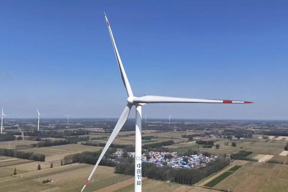 中國節(jié)能以“風(fēng)電+清潔供暖” 守護(hù)千家萬戶“光與暖”  　　文章來源：中國節(jié)能環(huán)保集團(tuán)有限公司　　發(fā)布時間：2023-11-23  　　從中國節(jié)能獲悉，2023至2024年度冬季采暖季期間，中國節(jié)能所