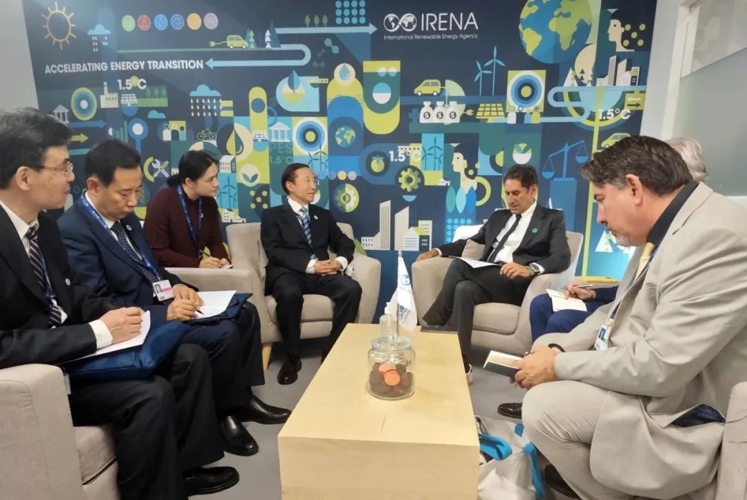 國家電網(wǎng)董事長辛保安與國際可再生能源署總干事卡梅拉、阿布扎比能源局主席阿爾馬拉爾、聯(lián)合國可持續(xù)發(fā)展解決方案網(wǎng)絡(luò)主席薩克斯會談