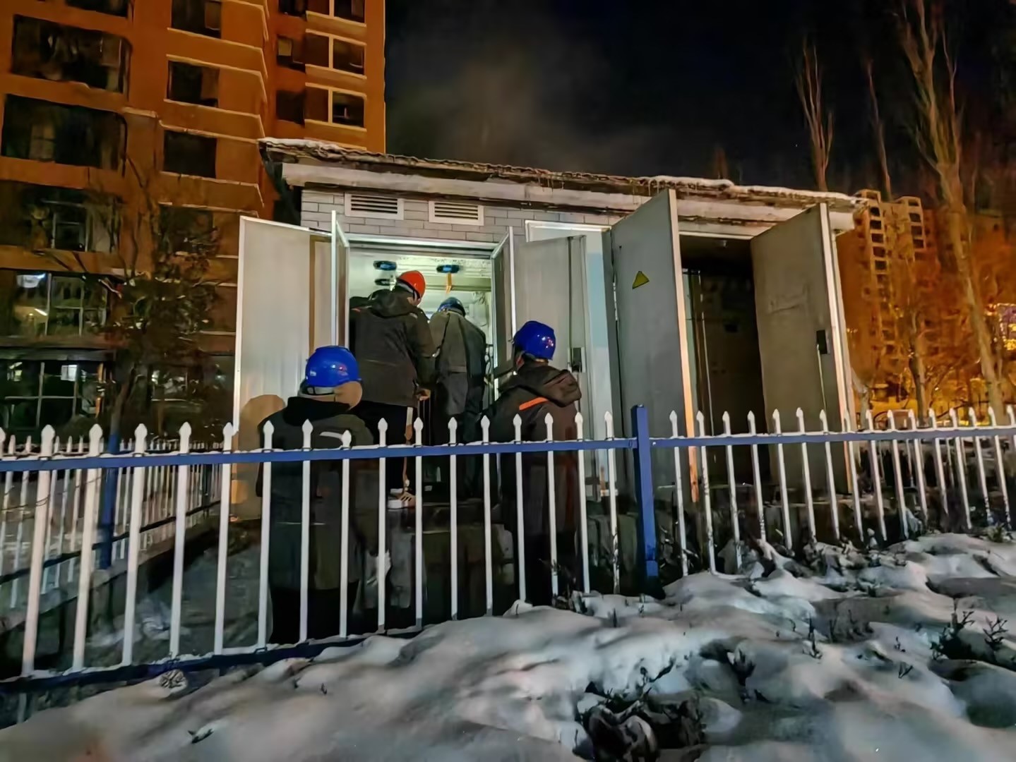 風(fēng)雪來襲入冬寒，電力搶修送溫暖