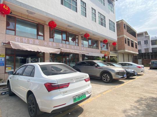 返鄉(xiāng)新能源車主尋覓公用充電樁，鄉(xiāng)村充電補(bǔ)能仍有待解決