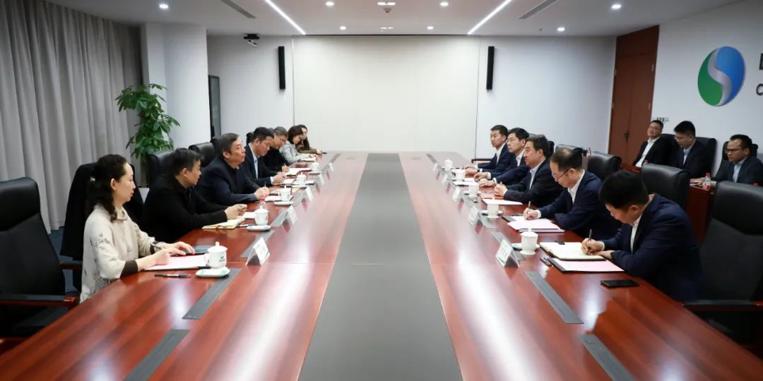 中國電氣裝備黨委書記、董事長白忠泉會(huì)見上海市經(jīng)濟(jì)和信息化委員會(huì)副主任戎之勤