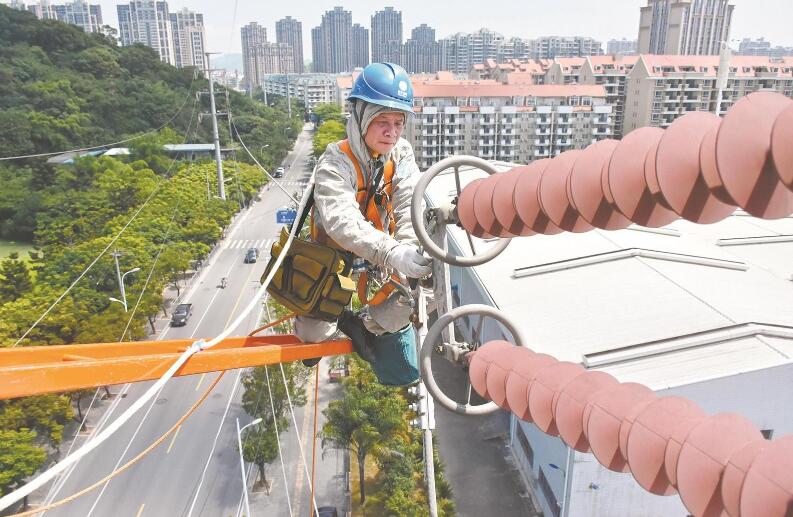 帶電作業(yè)領域的“創(chuàng)新達人”——記“國網楷?！瘪T振波