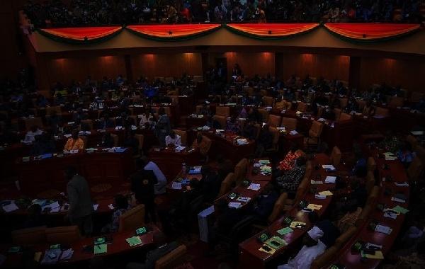 英媒：加納議會欠電費，電力公司拉閘打斷國情咨文