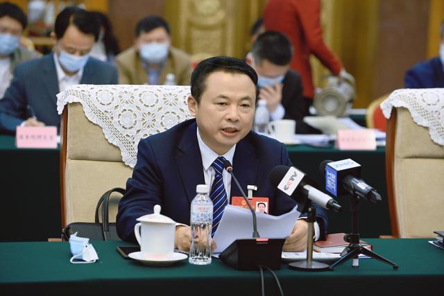 【兩會好聲音】全國人大代表、天能控股董事長張?zhí)烊危和苿印犊稍偕茉捶ā沸抻啠Ｕ蠂夷茉窗踩? width=