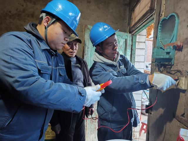 貴州畢節(jié)市郊供電局:南網(wǎng)藍(lán)在行動(dòng) 追“鋒”青年顯擔(dān)當(dāng)