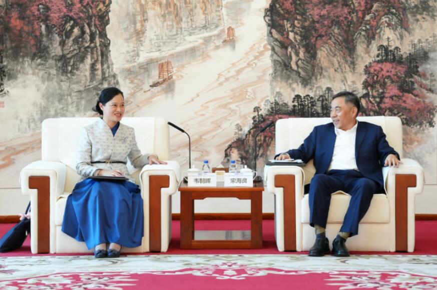宋海良與廣西博覽局黨組書(shū)記、局長(zhǎng)韋朝暉會(huì)談